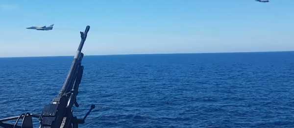 Caças russos Su-24 voam ao redor de fragata holandesa - Sputnik Brasil