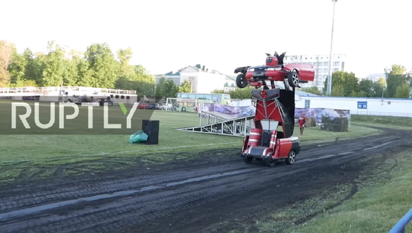 Carro se transforma em robô de combate - Sputnik Brasil