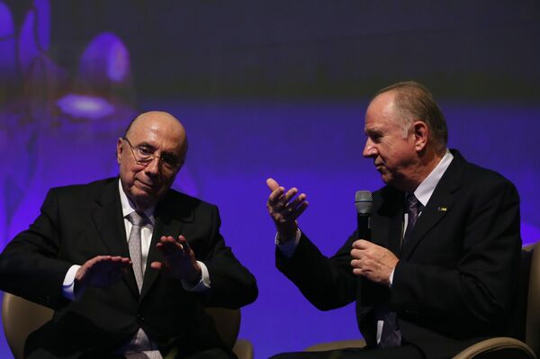 O ministro da Fazenda, Henrique Meirelles, e o presidente da Confederação Nacional de Municípios, Paulo Ziulkoski, durante plenária na 20ª Marcha a Brasília em Defesa dos Municípios - Sputnik Brasil