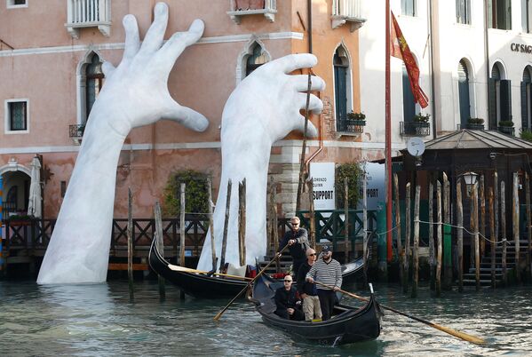 Obra do escultor italiano Lorenzo Quinn, Apoio, em Veneza, Itália - Sputnik Brasil