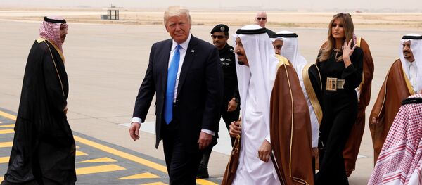 Rei da Arábia Saudita Salman bin Abdulaziz Al Saud sauda o presidente norte-americano Donald Trump and a primeira dama Melania Trump quando eles chegam ao Aeroporto Internacional Rei Khalid em Riad, Arábia Saudita, maio 20, 2017 - Sputnik Brasil
