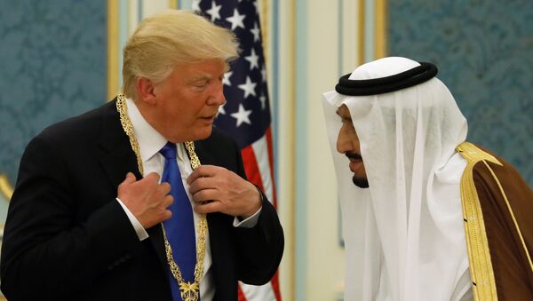 Saudi Arabia's King Salman bin Abdulaziz Al Saud (R) presents U.S. President Donald Trump with the Collar of Abdulaziz Al Saud Medal at the Royal Court in Riyadh, Saudi Arabia May 20, 2017 - Sputnik Brasil