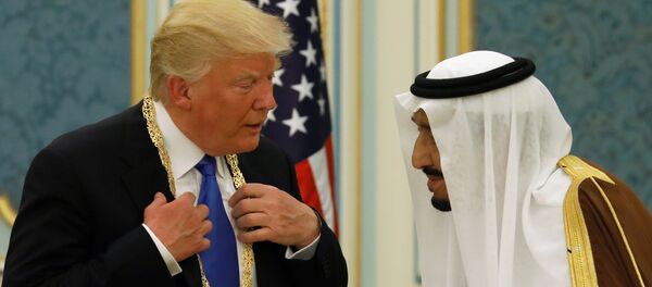 Saudi Arabia's King Salman bin Abdulaziz Al Saud (R) presents U.S. President Donald Trump with the Collar of Abdulaziz Al Saud Medal at the Royal Court in Riyadh, Saudi Arabia May 20, 2017 - Sputnik Brasil
