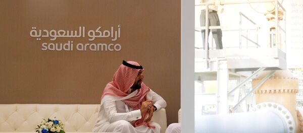 Stand da Saudi Aramco, companhia petrolífera da Arábia Saudita, na feira do mercado energético Petrotech 2016, em Manama, Bahrein - Sputnik Brasil