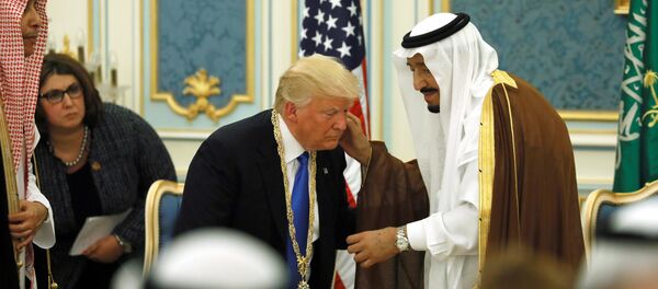 Saudi Arabia's King Salman bin Abdulaziz Al Saud (R) presents U.S. President Donald Trump (C) with the Collar of Abdulaziz Al Saud Medal at the Royal Court in Riyadh, Saudi Arabia May 20, 2017. Picture taken May 20, 2017 - Sputnik Brasil