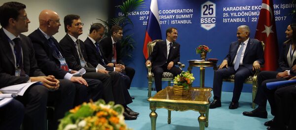 O primeiro-ministro russo, Dmitry Medvedev, em encontro com o seu homólogo turco, Binali Yildirim, em Istambul - Sputnik Brasil