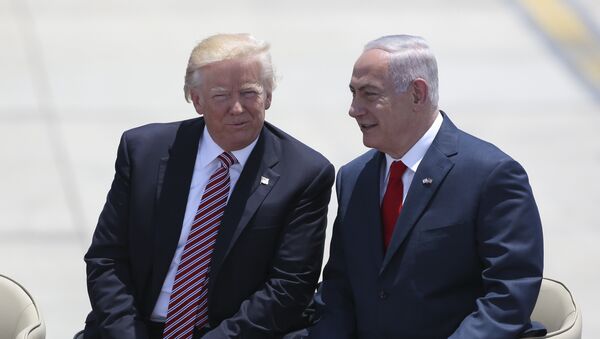 O presidente dos EUA, Donald Trump, conversa com o primeiro-ministro de Israel, Benjamin Netanyahu, em Tel Aviv - Sputnik Brasil