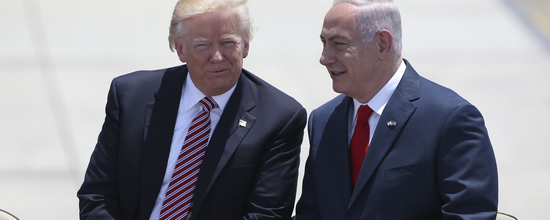 O presidente dos EUA, Donald Trump, conversa com o primeiro-ministro de Israel, Benjamin Netanyahu, em Tel Aviv - Sputnik Brasil, 1920, 09.04.2026