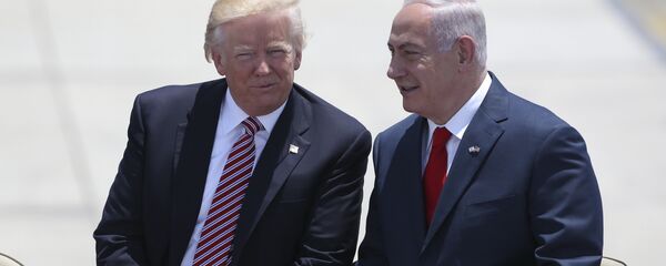 O presidente dos EUA, Donald Trump, conversa com o primeiro-ministro de Israel, Benjamin Netanyahu, em Tel Aviv - Sputnik Brasil