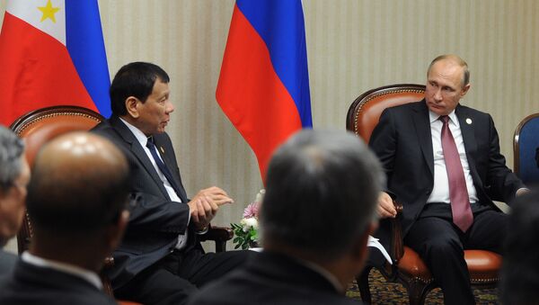 O presidente da Rússia, Vladimir Putin, durante uma reunião com o presidente das Filipinas, Rodrigo Duterte, à margem da cúpula da APEC em Lima. - Sputnik Brasil