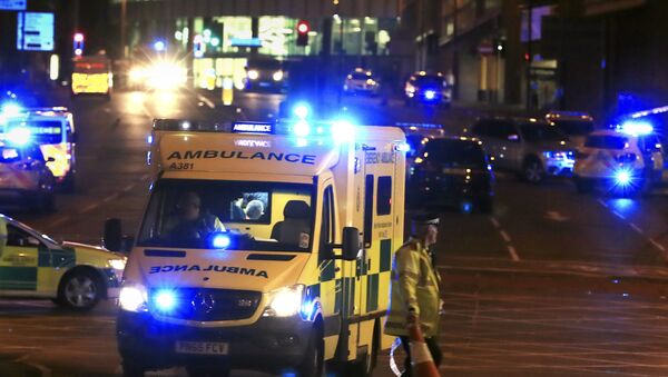 Serviço de emergência se posiciona fora do Manchester Arena após relatos de uma explosão no local durante um Ariana Grande na cidade. - Sputnik Brasil
