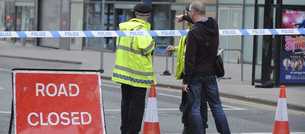 A polícia bloqueia a estrada perto do estádio Manchester Arena em Manchester, Inglaterra, 23 de maio de 2017. - Sputnik Brasil