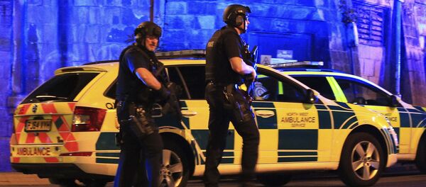 Polícia armada perto da Manchester Arena após a explosão no fim do concerto de Ariana Grande, em Manchester, Grã-Bretanha, 22 de maio de 2017 - Sputnik Brasil