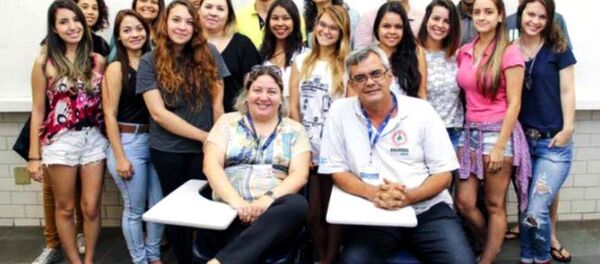 Viviane Mozine e Rafael Simões, coordenadores do Nuares, com estudantes da Universidade de Vila Velha. - Sputnik Brasil