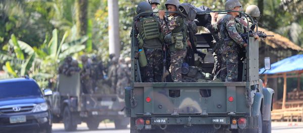 Tropas governamentais filipinas rumo à cidade de Marawi, 24 de maio de 2017 Tropas governamentais filipinas rumo à cidade de Marawi, 24 de maio de 2017 - Sputnik Brasil
