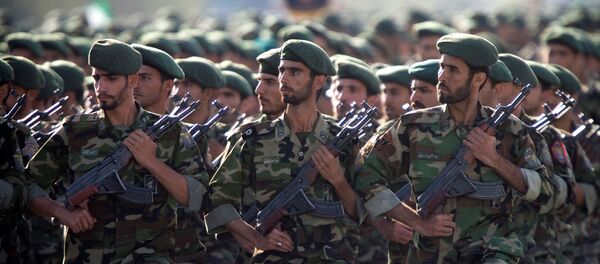 Militares do Corpo de Guardiões da Revolução Islâmica (CGRI) marcham durante uma parada militar em homenagem à Guerra Irã-Iraque, de 1980-1988 - Sputnik Brasil