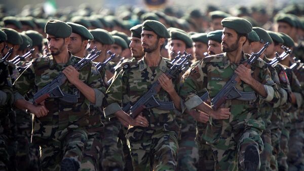 Militares do Corpo de Guardiões da Revolução Islâmica (CGRI) marcham durante uma parada militar em homenagem à Guerra Irã-Iraque, de 1980-1988 - Sputnik Brasil