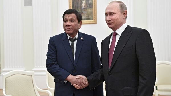 O presidente da Rússia, Vladimir Putin, e seu homólogo filipino, Rodrigo Duterte - Sputnik Brasil