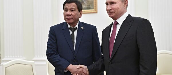 O presidente da Rússia, Vladimir Putin, e seu homólogo filipino, Rodrigo Duterte - Sputnik Brasil