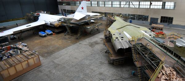 Os bombardeiros estratégicos russos Tu-160 durante a renovaçaõ da fábrica de Kazan - Sputnik Brasil