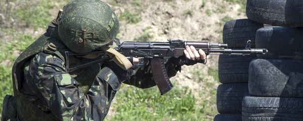 Um combatente da milícia da república autoproclamada de Lugansk Um combatente da milícia da república autoproclamada de Lugansk - Sputnik Brasil