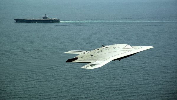 An X-47B Unmanned Combat Air System (UCAS) demonstrator flies near the aircraft carrier USS George H.W. Bush. - Sputnik Brasil