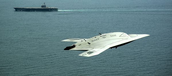 An X-47B Unmanned Combat Air System (UCAS) demonstrator flies near the aircraft carrier USS George H.W. Bush. An X-47B Unmanned Combat Air System (UCAS) demonstrator flies near the aircraft carrier USS George H.W. Bush. - Sputnik Brasil