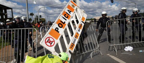 Manifestantes e PM entram em confronto - Sputnik Brasil