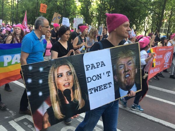 Manifestante exibe cartas com a foto de Ivanka Trump, filha do presidente americano, pedindo para o pai não tuitar - Sputnik Brasil