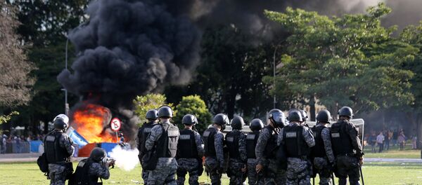 Confronto entre manifestantes e policiais em Brasília em protesto contra Michel Temer, 24 de março de 2017 - Sputnik Brasil
