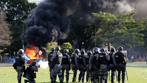 Confronto entre manifestantes e policiais em Brasília em protesto contra Michel Temer, 24 de março de 2017 - Sputnik Brasil