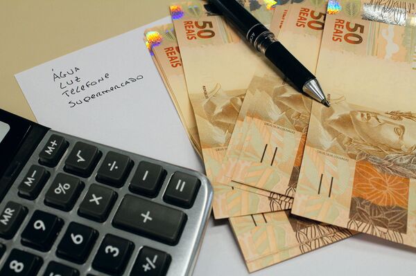 Pressão e incertezas: como alta do dólar pode influenciar brasileiros e Plano Real? Pressão e incertezas: como alta do dólar pode influenciar brasileiros e Plano Real? - Sputnik Brasil