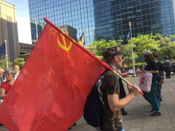 Bandeira da União Soviética é exibida durante protesto contra Trump em Bruxelas - Sputnik Brasil