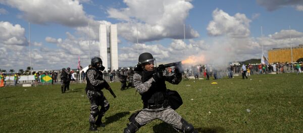 Confronto entre manifestantes e policiais em Brasília em protesto contra Michel Temer, 24 de março de 2017 Confronto entre manifestantes e policiais em Brasília em protesto contra Michel Temer, 24 de março de 2017 - Sputnik Brasil