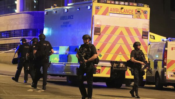 PPolícia armada perto da Manchester Arena após a explosão no fim do concerto de Ariana Grande, em Manchester, Grã-Bretanha, 22 de maio de 2017 - Sputnik Brasil