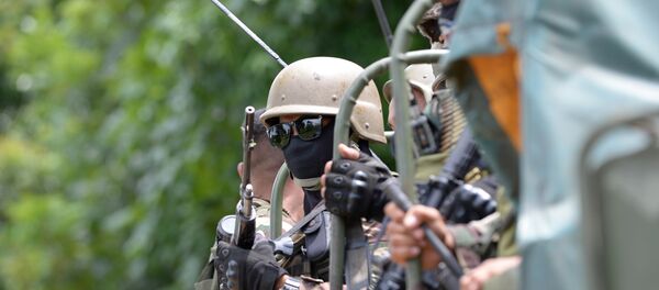 Soldados filipinos chegam à cidade de Mindanao, no sul do país, 25 de maio de 2017, dias depois de extremistas muçulmanos terem atacado a cidade. - Sputnik Brasil