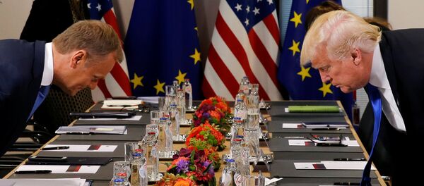 Presidente norte-americano Donald Trump e o presidente do Conselho Europeu Donald Tusk estão se sentando antes da reunião na sede da União Europeia em Bruxelas, maio 25, 2017. - Sputnik Brasil