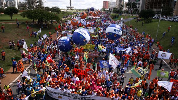 Manifestantes protestam contra as reformas da Previdência, trabalhista, e por eleições diretas em Brasília - Sputnik Brasil