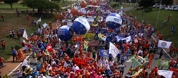 Manifestantes protestam contra as reformas da Previdência, trabalhista, e por eleições diretas em Brasília - Sputnik Brasil