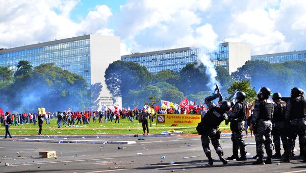 Confrontos entre policiais e manifestantes durante protesto contra o governo em Brasília - Sputnik Brasil