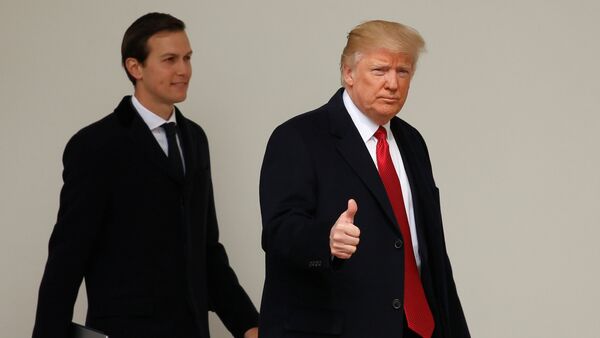 Presidente dos EUA, Donald Trump, caminha pela Casa Branca acompanhado pelo seu conselheiro e genro, Jared Kushner - Sputnik Brasil