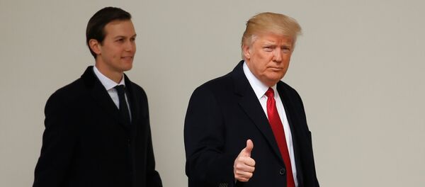 Presidente dos EUA, Donald Trump, caminha pela Casa Branca acompanhado pelo seu conselheiro e genro, Jared Kushner Presidente dos EUA, Donald Trump, caminha pela Casa Branca acompanhado pelo seu conselheiro e genro, Jared Kushner - Sputnik Brasil