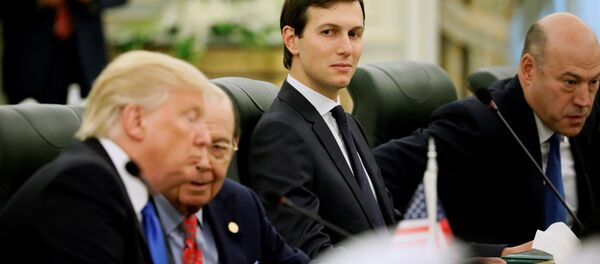 O assessor sênior da Casa Branca, Jared Kushner, se senta ao lado do presidente dos Estados Unidos, Donald Trump, e do secretário de Comércio, Wilbur Ross, quando se preparam para se reunir com o rei saudita Abdullah bin Abdul Aziz Al-Saud e a delegação saudita. O assessor sênior da Casa Branca, Jared Kushner, se senta ao lado do presidente dos Estados Unidos, Donald Trump, e do secretário de Comércio, Wilbur Ross, quando se preparam para se reunir com o rei saudita Abdullah bin Abdul Aziz Al-Saud e a delegação saudita. - Sputnik Brasil