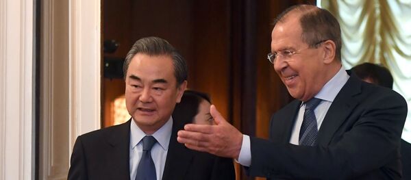 Chanceler russo, Sergei Lavrov, com seu homólogo chinês, Wang Yi, durante encontro em Moscou, 26 de maio de 2017 - Sputnik Brasil