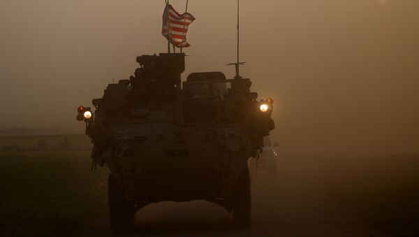 Forças dos EUA acompanhadas pelos combatentes da YPG na fronteira turco-síria - Sputnik Brasil
