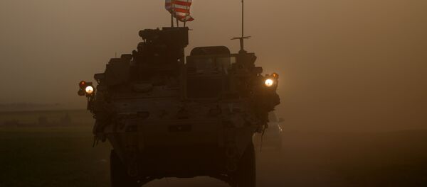 Forças dos EUA acompanhadas pelos combatentes da YPG na fronteira turco-síria - Sputnik Brasil