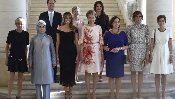 Marido do primeiro-ministro de Luxemburgo sai em foto junto com primeiras-damas durante reunião dos países da OTAN - Sputnik Brasil