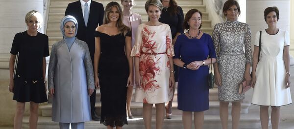 Marido do primeiro-ministro de Luxemburgo sai em foto junto com primeiras-damas durante reunião dos países da OTAN - Sputnik Brasil