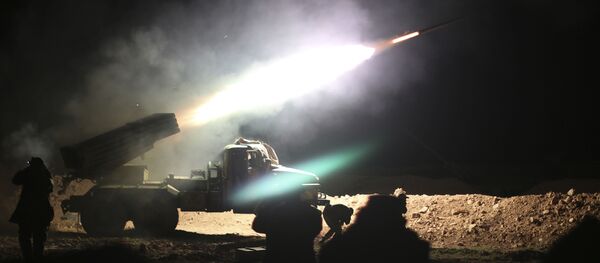 Soldiers from the Syrian army fire a rocket at Islamic State group positions in the province of Raqqa, Syria - Sputnik Brasil