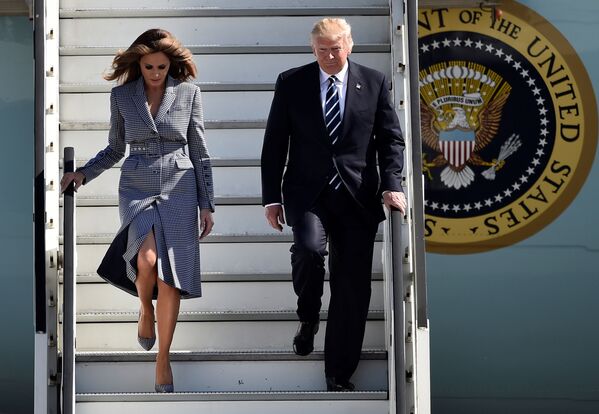 Donald Trump, presidente dos EUA, com sua esposa, Melania Trump, chegam a Bruxelas - Sputnik Brasil